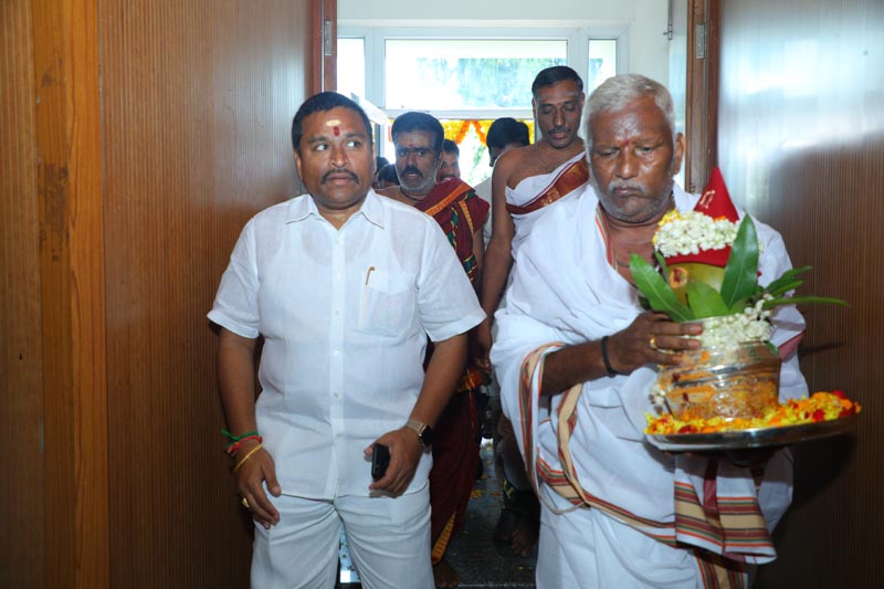 Sri Mulugu Ramalingeshwara Varaprasad Siddhanti was honoured with Jyotishyasastra Vignana Visharadha at Tummalapalli Kalakshetram, Vijayawada (63)